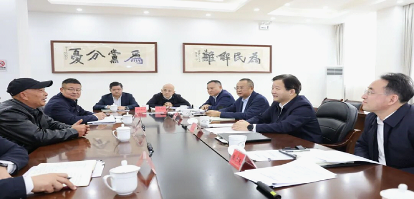 省委常委曹立軍到市群眾接待中心接待來(lái)訪(fǎng)群眾